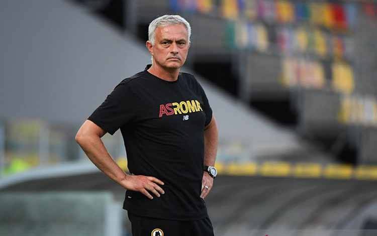 Manajer AS Roma, Jose Mourinho, saat mendampingi timnya dalam laga persahabatan pramusim melawan Debrecen di Stadion Benite Stirpe, Frosinone, Italia, pada 25 Juli 2021