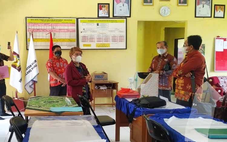 Anggota Komisi III DPRD Kalteng saat berkunjung kesalah satu sekolah