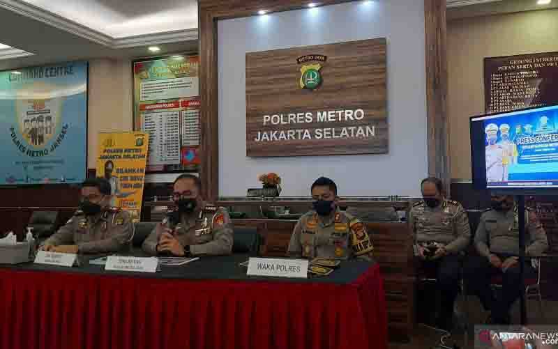 Direktur Lalu Lintas Polda Metro Jaya Kombes Pol Sambodo Purnomo Yogo (tengah) menyampaikan keterangan pers penetapan tersangka tabrak lari di Mapolres Jakarta Selatan, Minggu (22/8/2021). (foto : ANTARA/Sihol Hasugian)
