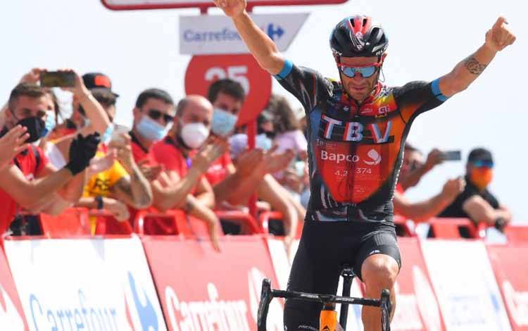 Pebalap sepeda asal Italia dari Tim Bahrain, Damiano Caruso, merayakan keberhasilannya menjuarai etape kesembilan balap sepeda Vuelta a Espana yang menempuh jarak 188 km dari Puerto Lumbreras sampai Alto de Velefique, pada 22 Agustus 2021