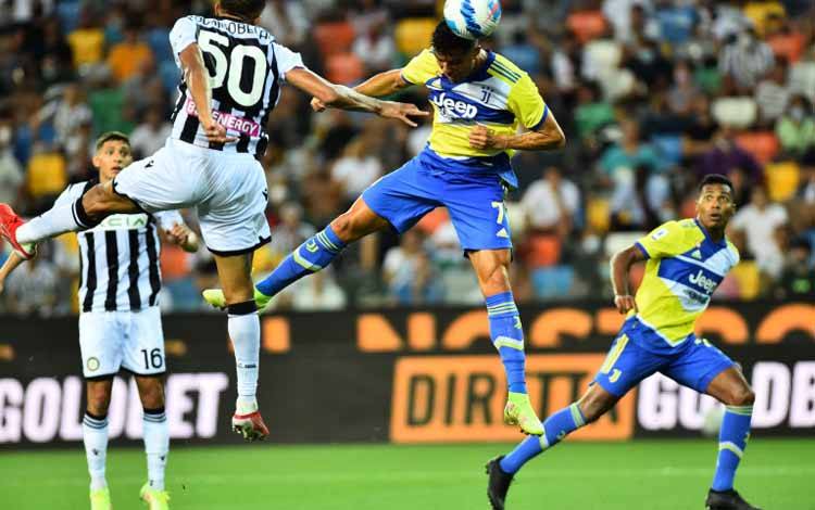 Pemain Juventus Cristiano Ronaldo mencetak gol namun kemudian dianulir oleh VAR dalam laga melawan Udinese di Dacia Arena, Udine, Italia, 22 Agustus 2021