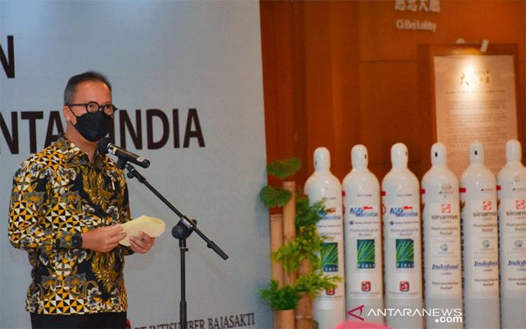 Menteri Perindustrian Agus Gumiwang Kartasasmita pada Serah Terima Hibah Bantuan Penanganan Covid-19 dari Perusahaan dan Asosiasi Industri, di Jakarta, Jumat (20/8/2021). ANTARA/HO-Kemenperin/pri.