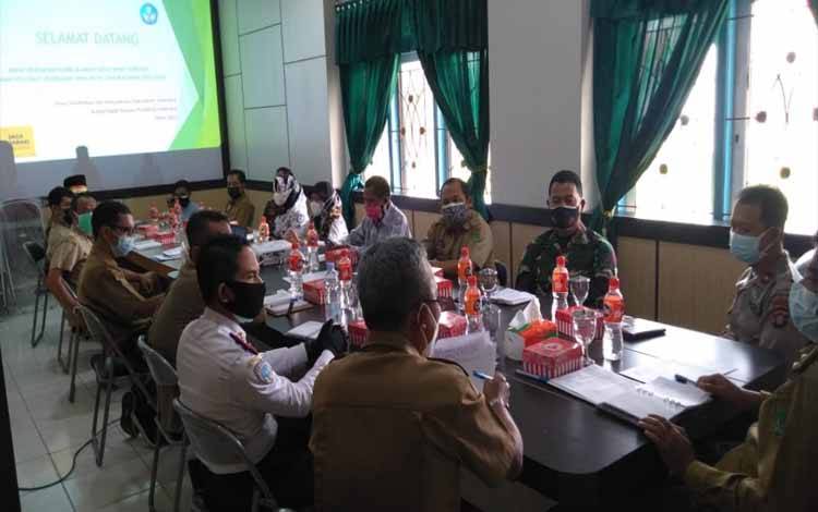 Wabup Sukamara, Ahmadi bersama Dinas Pendidikan dan Kebudayaan serta pihak terkait lainnya saat rapat