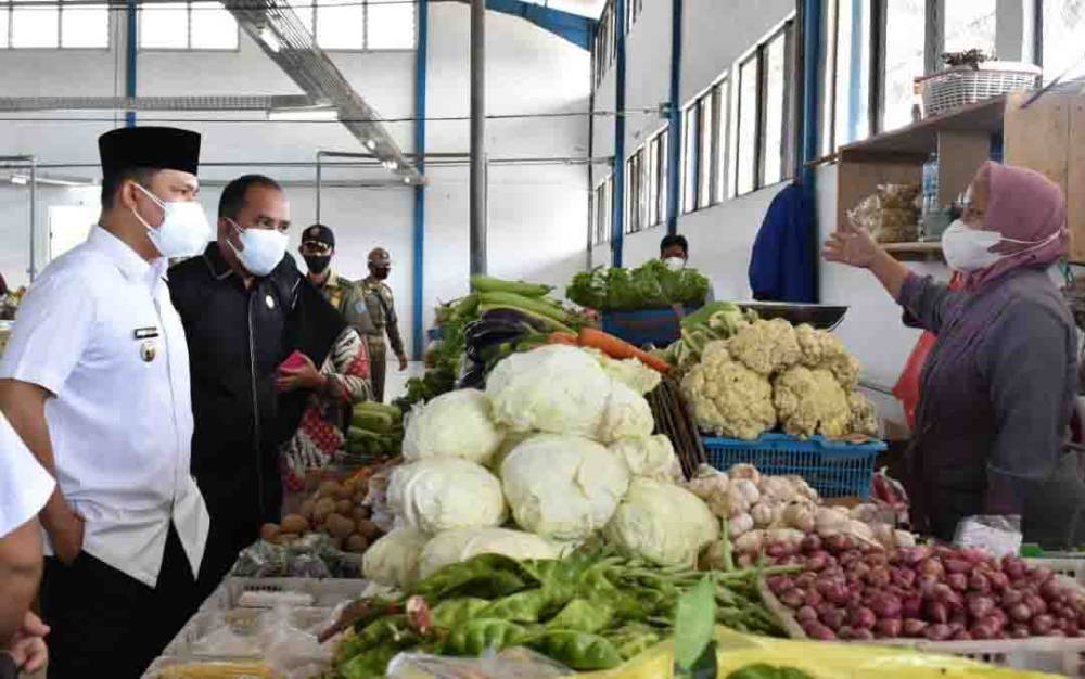 Bupati Lamandau, Hendra Lesmana dan Ketua DPRD saat berbincang dengan pedagang sayur di Pasar Induk Nanga Bulik, usai peresmian pasar beberapa waktu lalu.