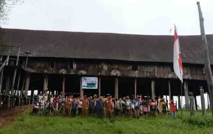 Upacara HUT Kemerdekaan RI yang digelar pertama kali di halaman Rumah Betang Tumbang Gagu, Kecamatan Antang Kalang.
