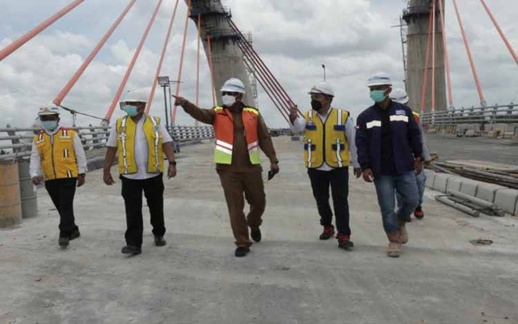 Pj Gubernur Kalsel meninjau pembangunan jembatan Trans Kalimantan yang siap dioperasionalkan