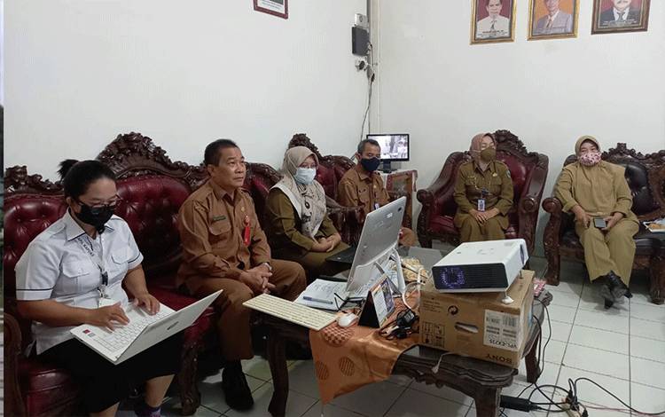 Plt Kepala Dinas Dukcapil Kapuas, Sipie S Bungai saat ikuti rapat virtual dengan Dirjen Kependudukan dan Pencatatan Sipil Kemendagri.