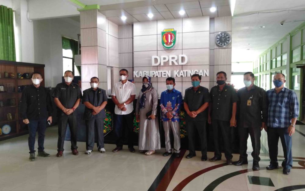 Wakil Ketua DPRD Katingan Nanang Suriansyah bersama anggota DPRD Katingan lainnya foto bersama anggota DPRD Seruyan