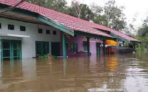 Banjir yang melanda Puskesmas Tumbang Penyahuan.