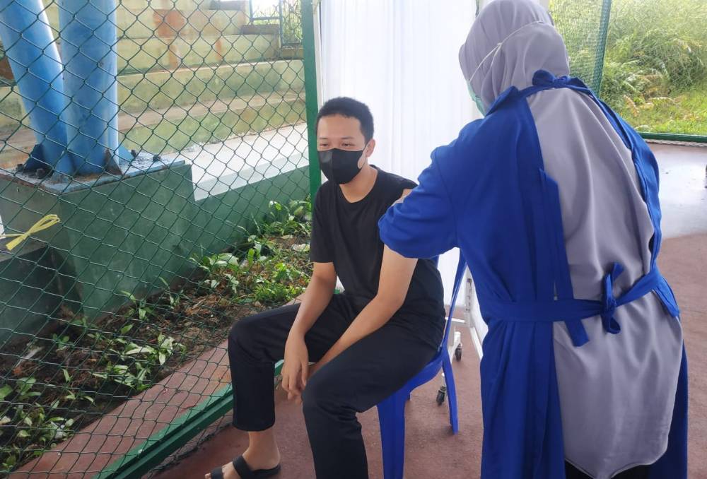 Salah satu remaja di Kuala Pembuang, saat mengikuti kegiatan vaksinasi Covid-19