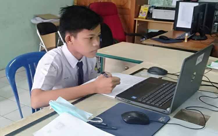 Salah satu pelajar MTsN 1 Kapuas mengikuti KSM tingkat Kabupaten Kapuas secara daring.
