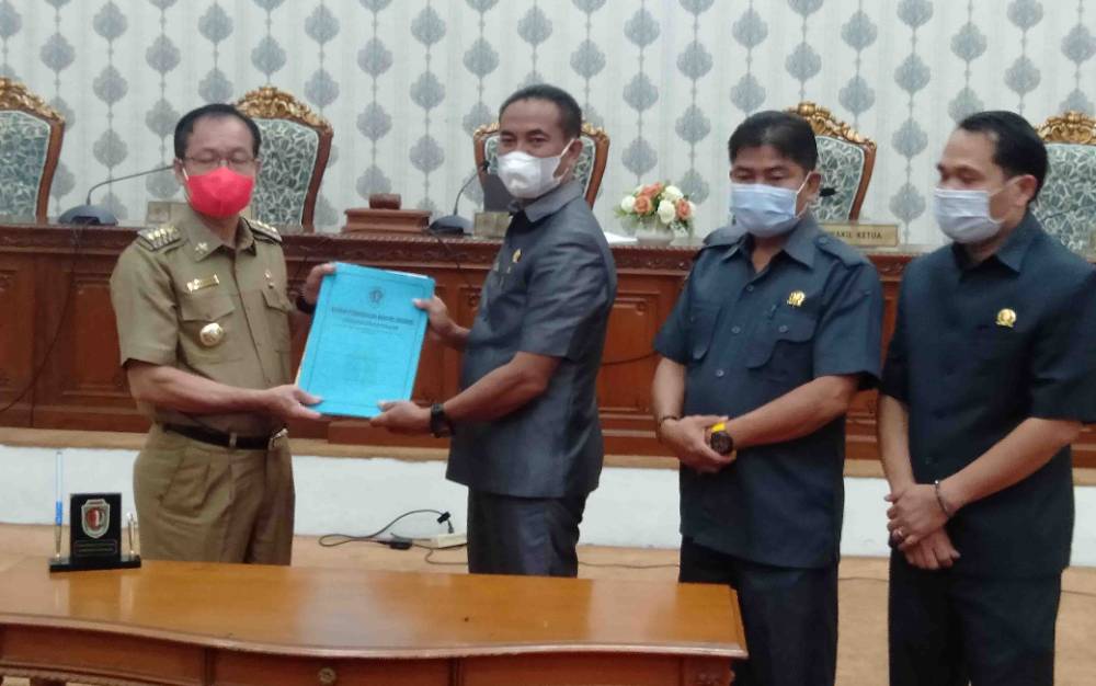 Ketua DPRD Katingan, Marwan Susanto menyerahkan dokumen KUA-PPAS kepada Bupati Katingan, Sakariyas.