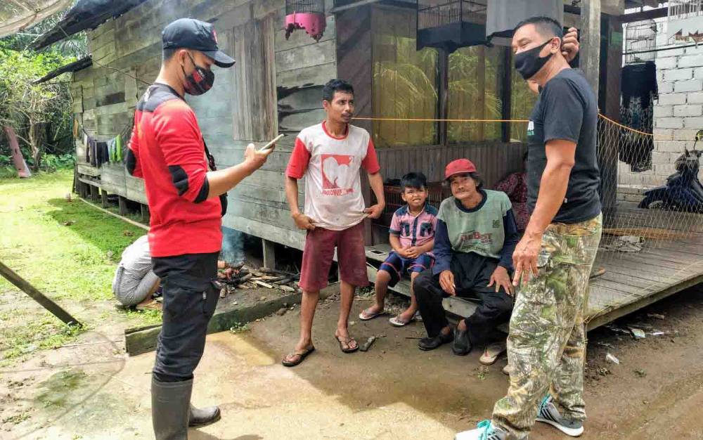 Petugas BKSDA bersama Manggala Agni berbincang dengan warga sekitar lokasi kemunculan buaya di Sungai Sapihan, Desa Basirih Hilir, Kecamatan Mentaya Hilir Selatan.