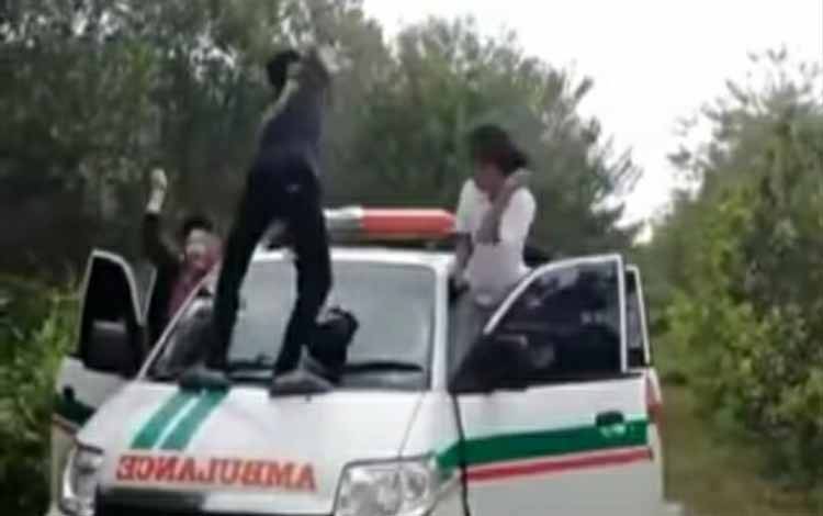 Capture video viral sekelompok pemuda berjoget di mobil ambulans milik desa