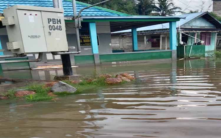 Kondisi kawasan pemukiman warga di Desa Kalang yang terendam akibat banjir