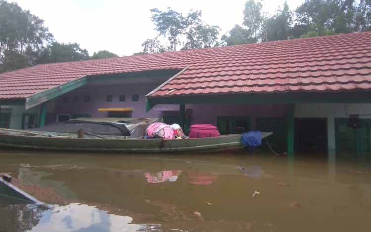 Kondisi banjir yang melanda Puskesmas Tumbang Penyahuan