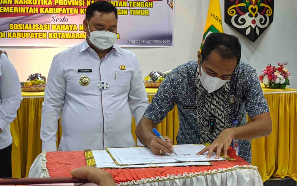 Ketua BNNP Kalteng Brigjen Pol Roy Hardi Siahaan, saat melakukan penandatanganan nota kesepakatan dan perjanjian kerjasama dengan pemerintah Kotim.