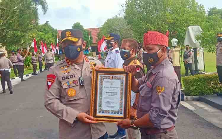 Kapolda Kalteng Irjen Dedi Prasetyo saat memberikan penghargaan kepada organisasi masyarakat yang ikut membantu pemerintah dalam pelaksanaan PPKM level 4 di Kota Palangka Raya.