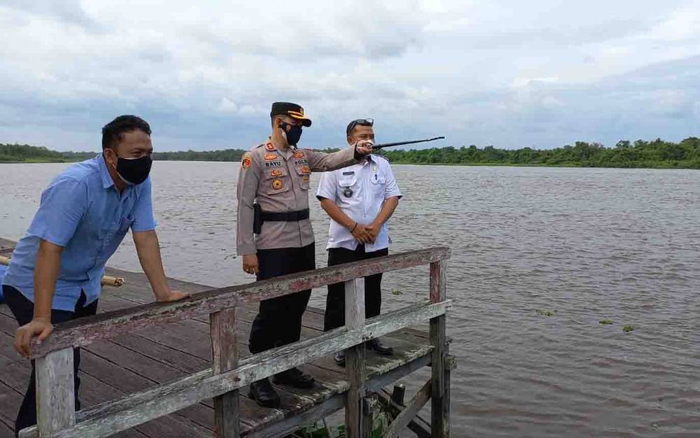 Kapolres AKBP Bayu Wicaksoni memantau debit air Sungai Seruyan di Desa Pematang Limau, Rabu, 25 Agustus 2021.