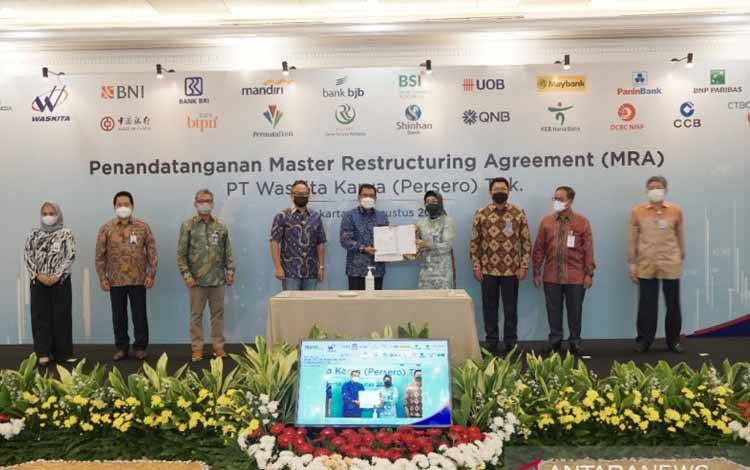Kegiatan penandatanganan Master Restructuring Agreement (MRA) antara Waskita Karya dengan tujuh kreditur di Mandiri Club, Jakarta, Rabu (25/8/2021)