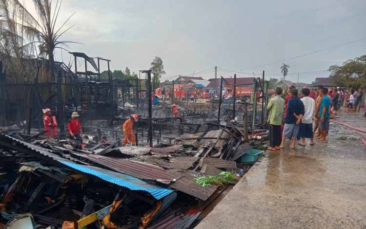 Sejumlah rumah di belakang eks Pasar Tembaga Indah Pangkalan Bun, Kecamatan Arut Selatan hangus terbakar