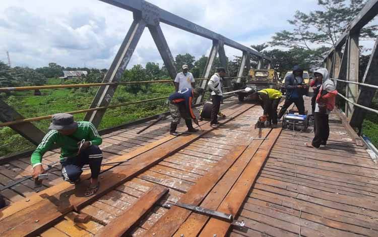 Suasana perbaikan jembatan di Jalan Kapten Mulyono Sampit