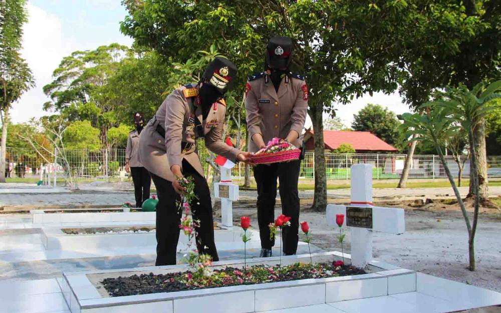 Wakapolda Kalteng Brigjen Pol Ida Oetari Poernamasasi saat menaburkan bunga ke makam pahlawan.