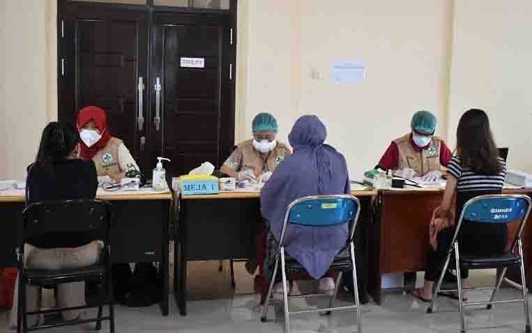 Para ibu hamil diperiksa sebelum menjalani vaksinasi covid-19 di Puskesmas Bulik, Kamis, 26 Agustus 2021.