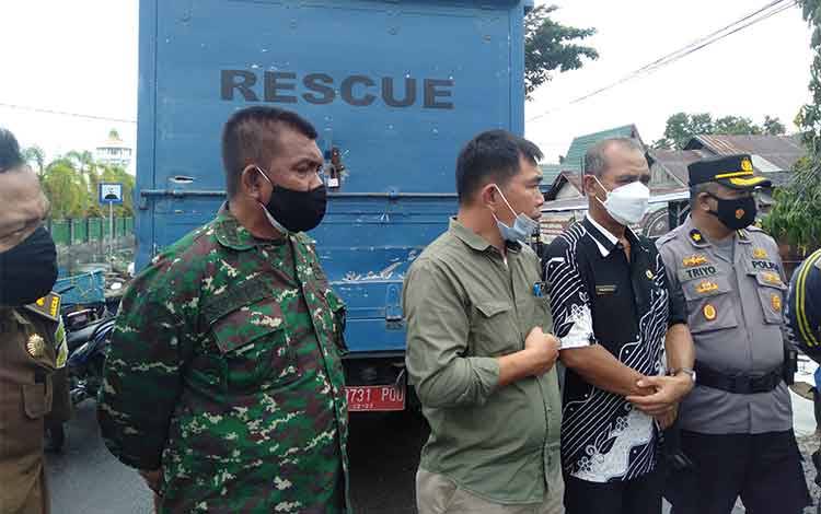  Kepala Dinas Sosial Kabupaten Katingan, Elmon Sianturi bersama Sekda Pransang dan Pabung Mayor Inf Supriyanto meninjau banjir di Kasongan