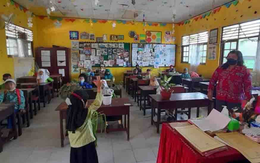 Siswa baru di SDN 4 Ketapang, Sampit, Kotawaringin Timur, saat akan memulai pembelajaran tatap muka beberapa waktu lalu, namun ditunda kembali karena peningkatan Covid-19. 