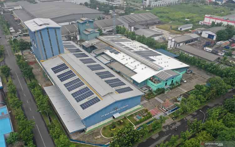 Instalasi pembangkit listrik tenaga surya yang terpasang di atap bangunan PT Bina Niaga Multiusaha di kawasan industri Jababeka, Bekasi, Jawa Barat. ANTARA/HO-Bina Niaga Multiusaha