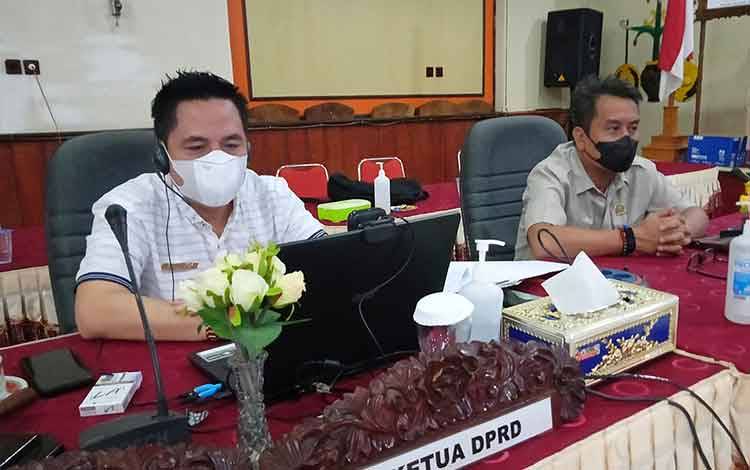 Wakil Ketua I DPRD Barito Timur, Ariantho S Muler memimpin rapat paripurna penyampaian keputusan pimpinan DPRD tentang penyempurnaan Raperda Pertanggungjawaban APBD tahun 2020 hasil evaluasi Gubernur Kalimantan Tengah.