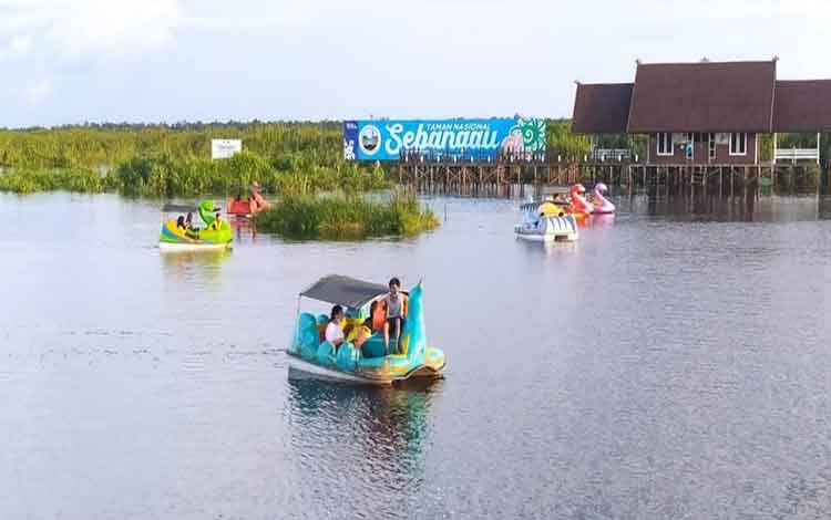 Aktivitas naik perahu bebek di wisata Dermaga Kereng Bangkirai di Palangka Raya