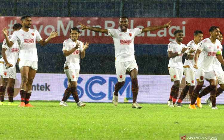 Pesepak bola PSM Makassar melakukan selebrasi usai mengalahkan PSIS Semarang dalam pertandingan perempatfinal Piala Menpora di Stadion Kanjuruhan, Malang, Jawa Timur, Jumat (9/4/2021). PSM Makassar melaju ke semifinal setelah mengalahkan PSIS Semarang melalui adu pinalti dengan skor akhir 4-2