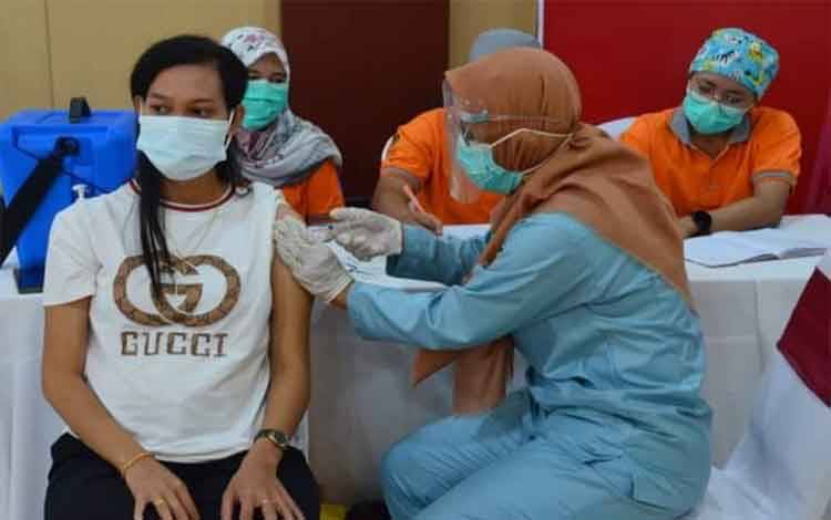Pelaksanaan vaksinasi untuk ibu hamil di kantor Gubernur Kalteng. Sementara itu, pihak BKKBN siap menjalankan vaksinasi.