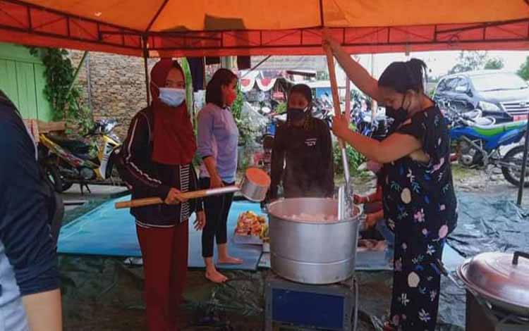 Petugas posko banjir Taman Religi Kasongan menyiapkan makanan bagi pengungsi