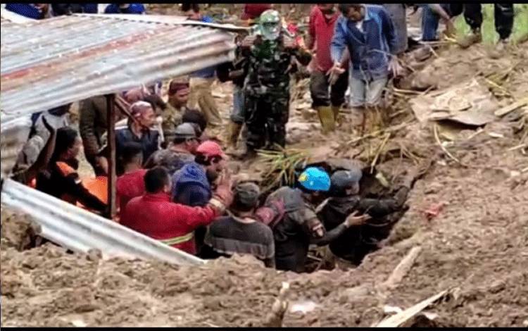 Proses evakuasi korban longsor yang terjadi di Kabupaten Karo. (ANTARA/HO)