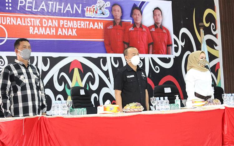 Bupati Seruyan Yulhaidir didampingi Wakil Bupati Seruyan Iswanti saat kegiatan Pelatihan Jurnalistik dan Pemberitaan Ramah Anak.