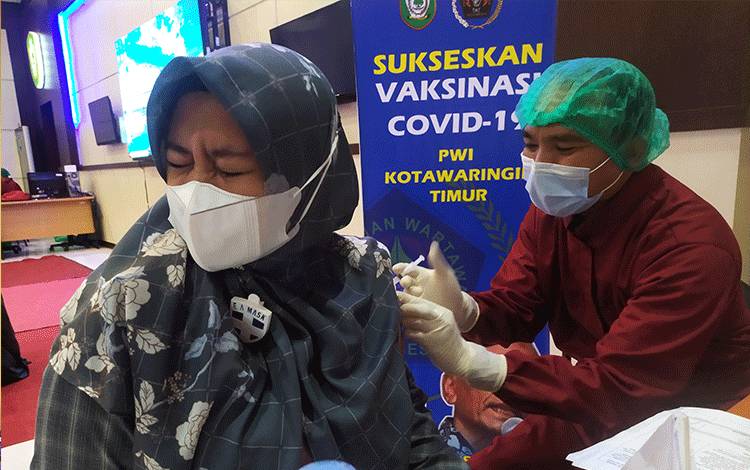 Suasana vaksinasi yang diselenggarakan PWI Kotim, Sabtu 28 Agustus 2021.