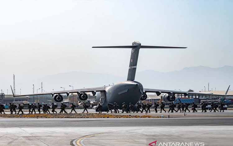 Tentara AS, ditugaskan ke Divisi Lintas Udara ke-82, tiba untuk memberikan keamanan dalam mendukung Operasi Pengungsi Sekutu di Bandara Internasional Hamid Karzai di Kabul, Afghanistan, Jumat (20/8/2021)