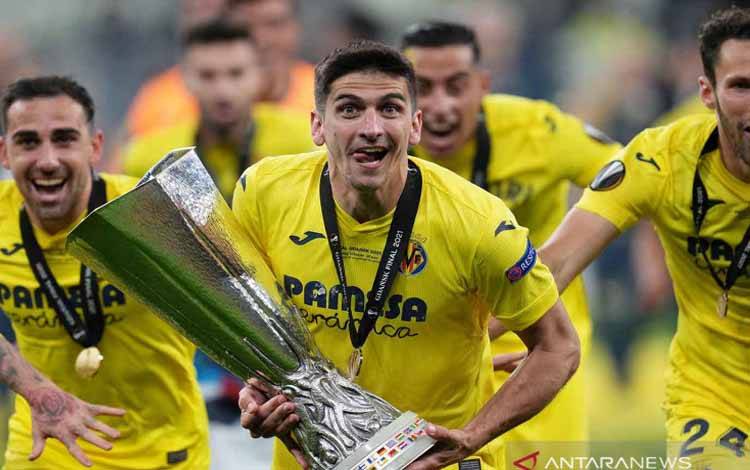 Pemain Villarreal Gerard Moreno merayakan gelar juara Liga Europa usai melibas Manchester United di Polsat Plus Arena Gdansk, Gdansk, Polandia, Kamis (27/5/2021)