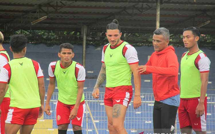 Pelatih Persiraja Hendri Susilo memberi instruksi kepada pemain dalam sesi latihan di Stadion Dimurthala Banda Aceh, Rabu (9/6/2021)
