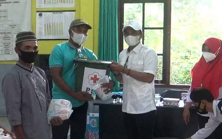Ketua PMI Kotim, Supian Hadi memberikan perlengkapan protokol kesehatan untuk warga Desa Tinduk, Kecamatan Baamang, Sabtu, 28 Agustus 2021.