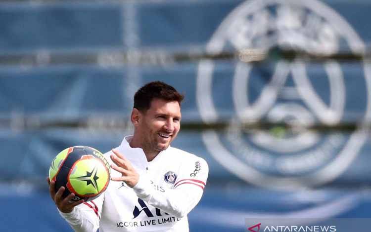 Pemain Paris St Germain Lionel Messi mengikuti latihan bersama rekan setimnya di Ooredoo Training Centre, Saint-Germain-en-Laye, Prancis (28/8/2021)