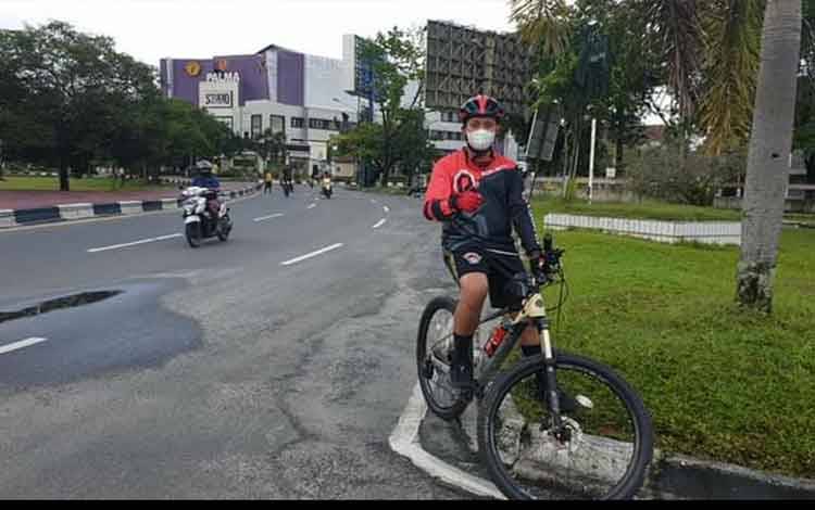 Anggota DPRD Kota Palangka Raya, Sigit Widodo menjalani rutinitas olahraga bersepeda. (Borneonews/Budi/arsip Sigit Widodo).
