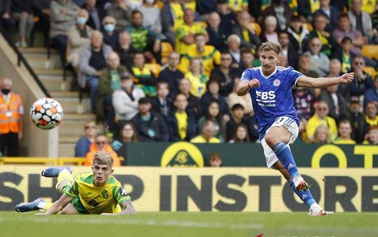 Gelandang Leicester City Marc Albrighton melepaskan tembakan untuk mencetak gol kedua timnya ke gawang Norwich City dalam lanjutan Liga Inggris di Stadion Carrow Road, Norwich, Inggris, Sabtu (28/8/2021)