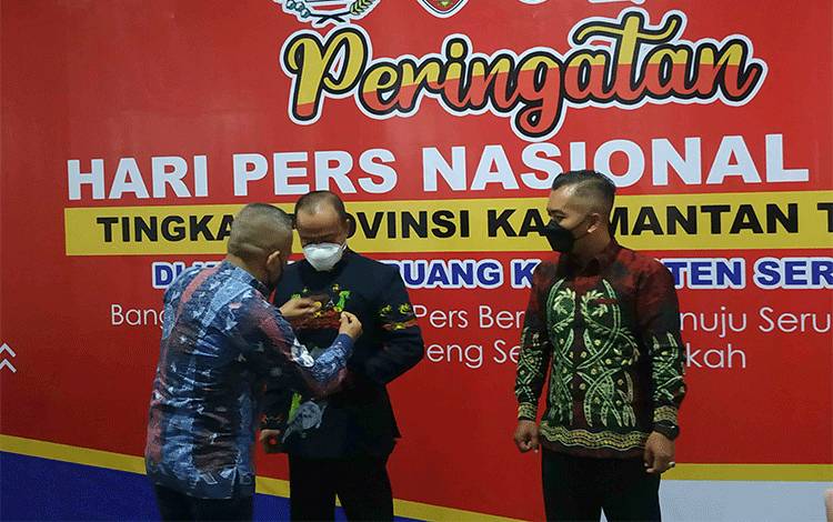 Ketua PWI Pusat Atal Sembiring Depari saat menyematkan pin emas HPN kepada Bupati Seruyan Yulhaidir