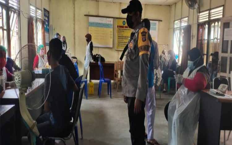 Personel Polsek Selat saat melakukan pengamanan vaksinasi covid-19 di Kantor Kelurahan Murung Keramat