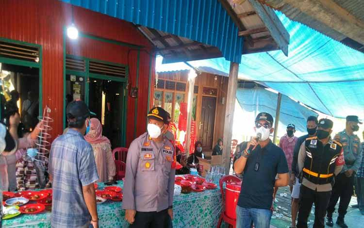 Tim Satgas COVID-19 Kecamatan Pahandut saat membubarkan pesta pernikahan di Komplek Puntun, karena melanggar Prokes