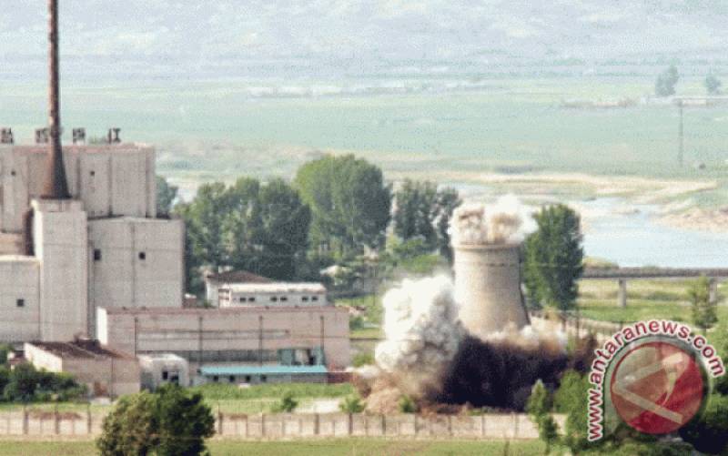Sebuah menara pendingin dari reaktor nuklir Yongbyon di Korea Utara dihancurkan.(foto : ANTARA/REUTERS/Yonhap/Files)